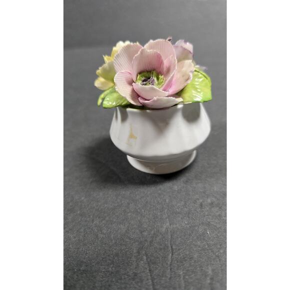 Vintage Royal Sutherland Bone China Flower Bouquet Figurine Staffordshire *chip - Picture 2 of 9